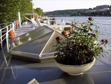 isoline - rare demeure flottante en bord de seine  aux portes de paris