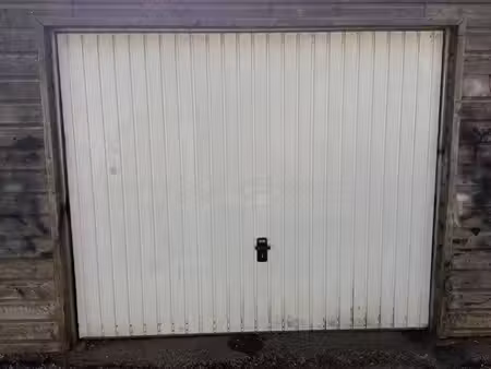 garage avec grande hauteur sous plafond