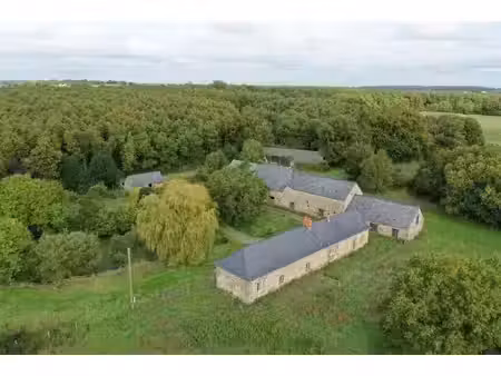 intéressant corps de ferme sur 3 ha en haut-anjou