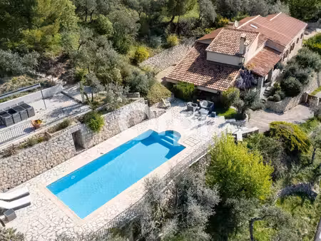 maison individuelle - piscine - proche village - calme - annexes dépendances