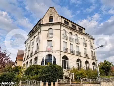 bâtiment 793 m²