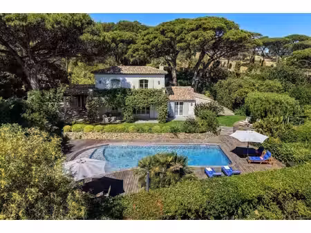 propriété de charme offrant cinq chambres dans un domaine privé située entre les salins et