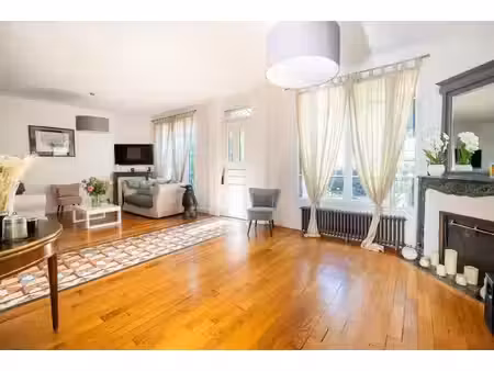 jolie meulière  plein centre  de 205 m² habitables