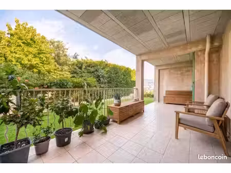 t3 rénové avec terrasse  jardin et 2 places de parking quartier les serrets