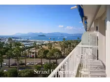 cannes croisette : appartement 3 pièces avec spacieuse terrasse et vue mer