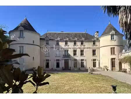 en vendée  beau château du xvème et du xixème siècle dans un par