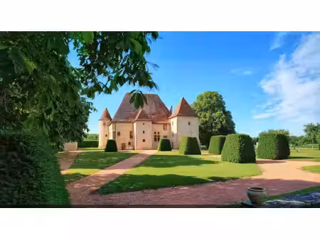 magnifique chateau du xvème siècle entièrement rénové