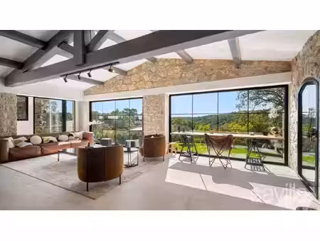 propriété unique avec piscine et spa  dans un environnement paisible