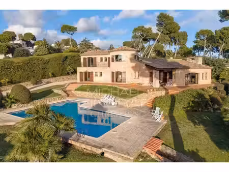 villa provençale en pierre avec vue mer  piscine et jardin paysager