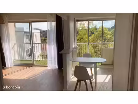 f2 avec balcon  résidence privée avec parc à 2 pas du centre ville