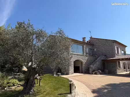 maison en pierre avec piscine et dépendances lussas