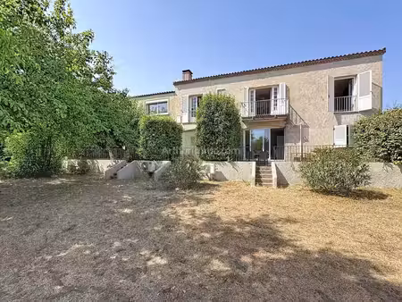 calvi - ecrin de verdure en centre ville