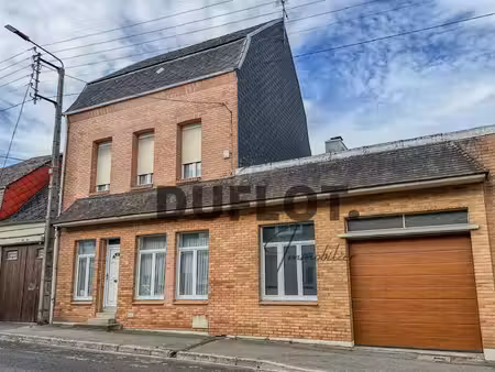 grande mitoyenne atypique avec 2 grands garages et superbe extérieur