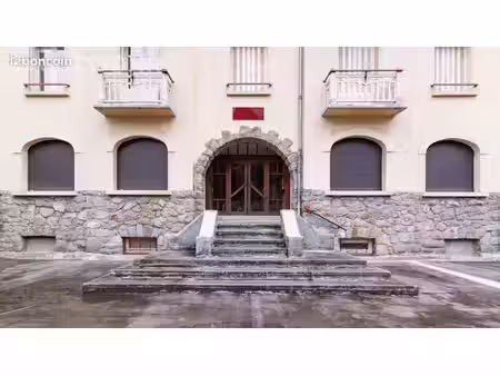 appartement rénové avec activité locative clé en main