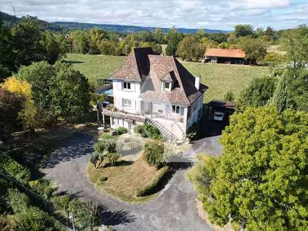 maison bretenoux 192m² avec appartement  8 pièces  4 chambres  piscine.