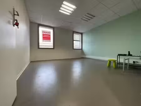 location locaux professionnels 17 m² à sathonay-camp (69580)  607 €