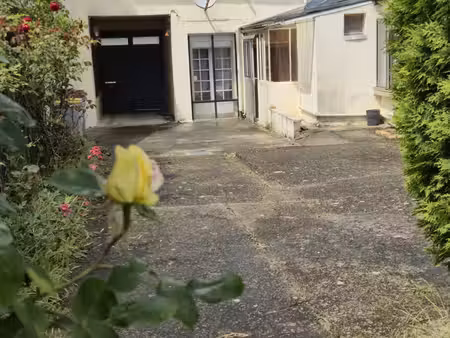 à vendre : maison de caractère avec jardin et dépendances à crépy (02)