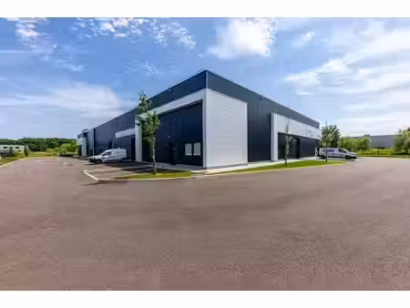 entrepot neuf de 200 m2 + mezzanine