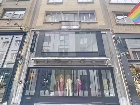 bureau moderne rénové situé le long de la