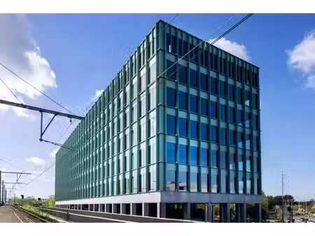 immeuble de bureaux à côté de la gare d'anvers-berchem