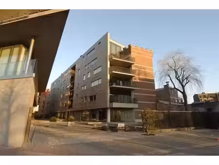 bâtiment commercial ultra-moderne de 817 m²