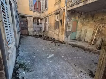 immeuble centre ville à rénover totalement special investisseur 323m2 de surface avec cour