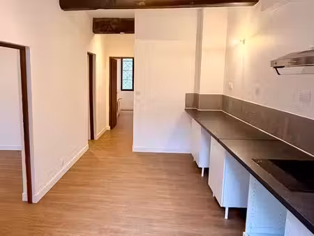 à louer – f3 de 68 m² entièrement rénové  climatisé  avec balcon et cave de 10 m² – le vig