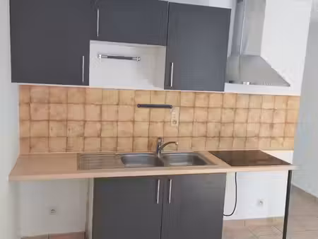 loue maison f2 32 m² dans le bourg de nohanent / terrasse