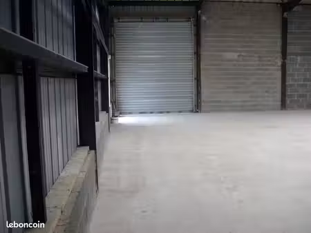 a louer bâtiment industriel de 180 m² + bureaux ou magasin 120 m²