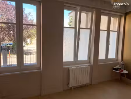 bureaux ou local 12m² et salle d'attente 3 / 4 places