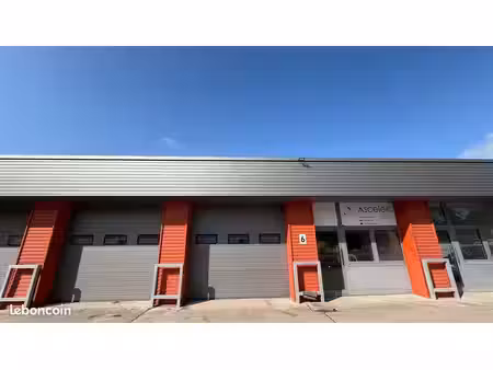 dépôt et bureaux 230 m²