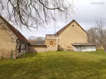 fermette avec grange  possibiilité de projets divers  toury-lurcy