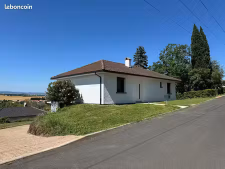 villa entièrement rénovée de 130 m² – vue sur la chaîne des puys – orcet