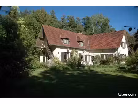 particulier vend grande maison dans un grand jardin