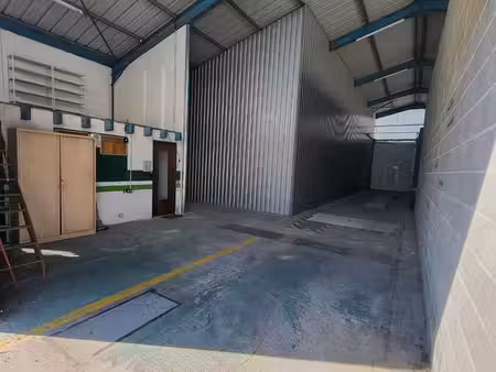 local hangar 130m2