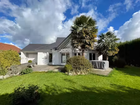 maison individuelle de plain pied - 3 chambres - 133m² - 872m² de terrain - dépendances - 