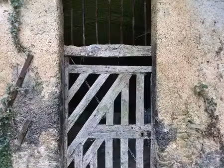3 caves à vendre  chahaignes - électricité  eau  pressoirs  puit