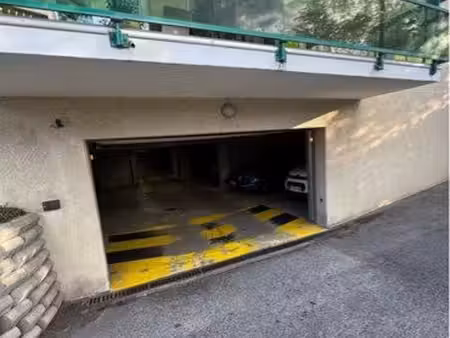 place de parking sécurisé