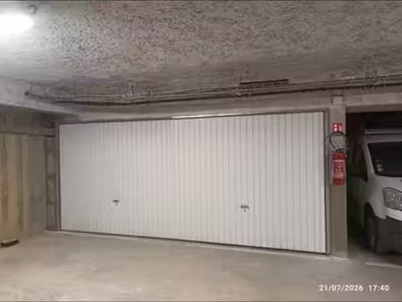 grand box fermé de 24 m² en résidence sécurisée