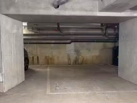 grande place de parking boxable