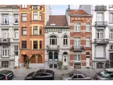 prachtig en historisch herenhuis met uniek stadszwembad te koop in molenbeek