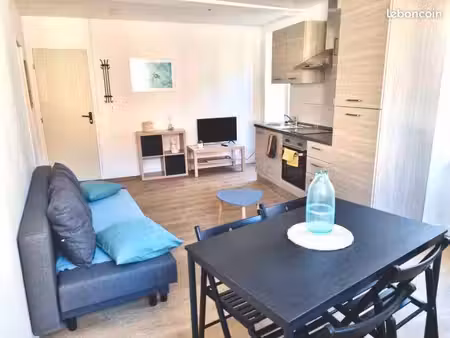 t2 meublé rénové de 38m² - centre-ville en r+1 - 550 hc