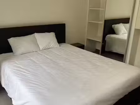 à louer – studio meublé de 25 m² avec terrasse et parking privé