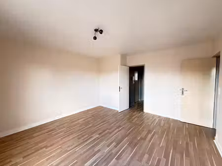 à 1h de paris  aux portes de chateau thierry  avec toutes commodités à pied