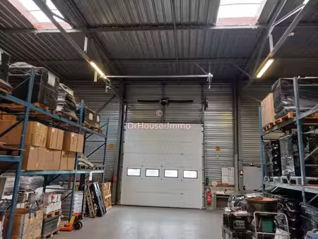 entrepôt et bureaux état impeccable  proche grands axes