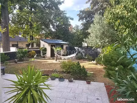 pavillon 8 pièces 242 m²