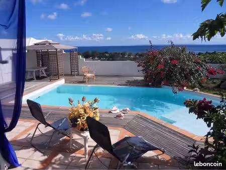 maison de 220m2  morcelée en 6 appartements dont 4 coté piscine avec vue sur mer