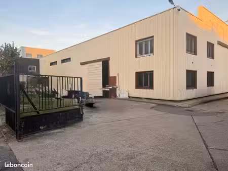 dépôt stockage hangar