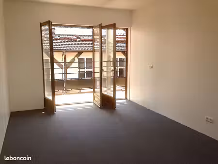 location de bureaux et d’ateliers dans une pépinière d’artistes et d'entreprises internati