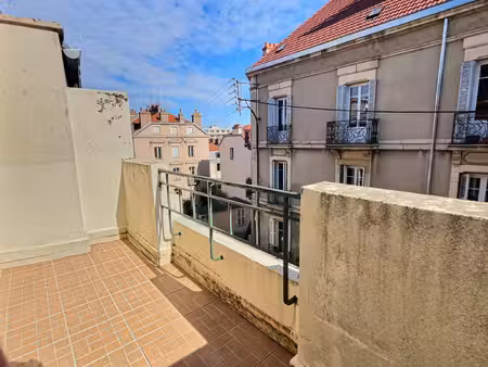 dijon centre -grand t2 avec terrasse et vue sur les toits
